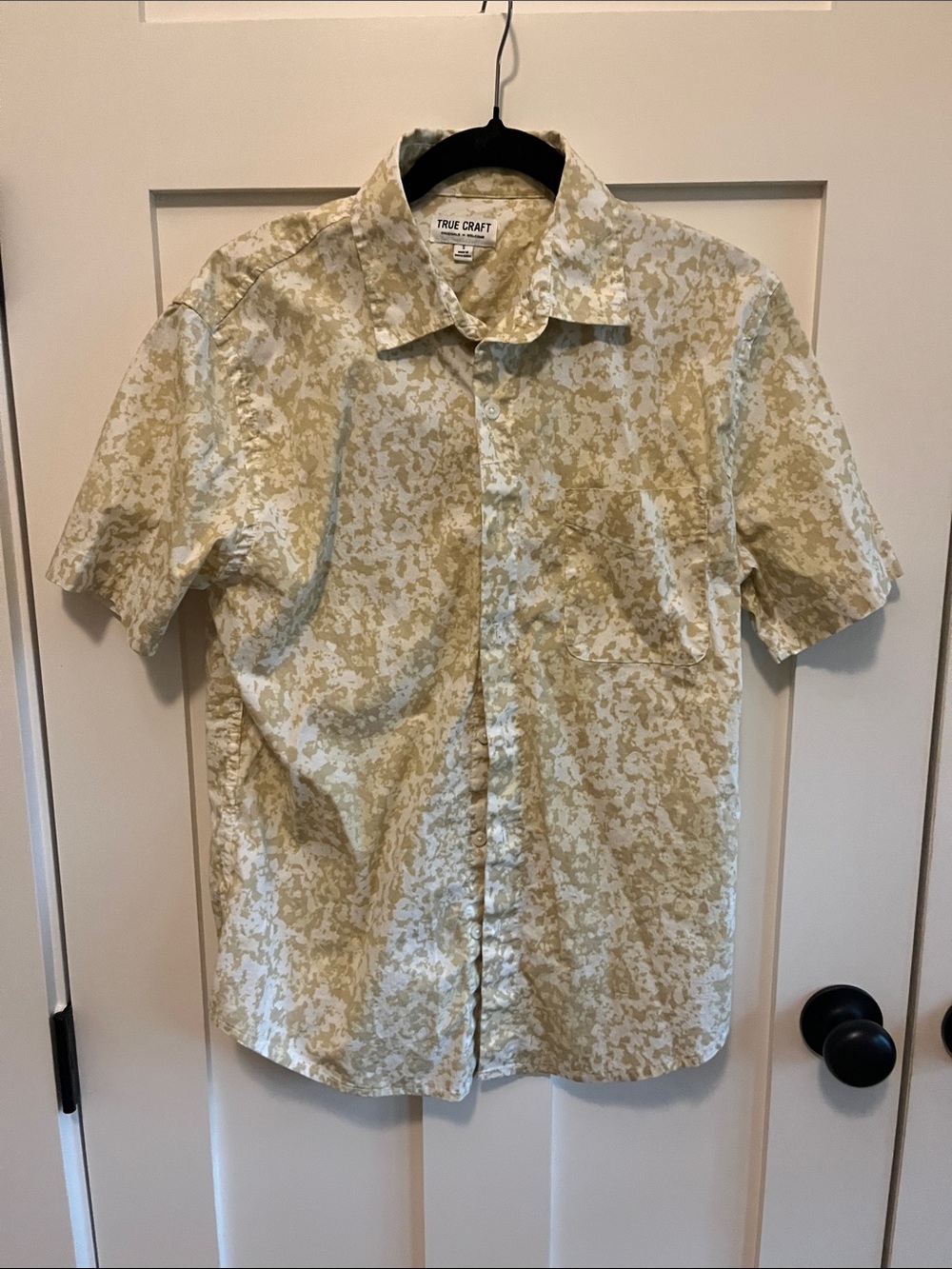 True Craft Short Sleeve Button-Down Shirt in Beige and Cream Print